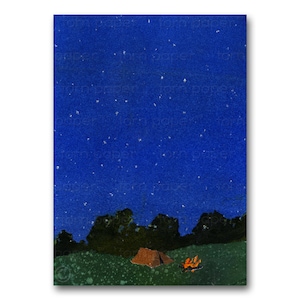 Puede incluir: Una pintura de acuarela de un cielo nocturno estrellado con una peque&ntilde;a fogata naranja y una tienda de campa&ntilde;a marr&oacute;n en primer plano. Los &aacute;rboles son de color verde oscuro y la hierba es de color verde claro.