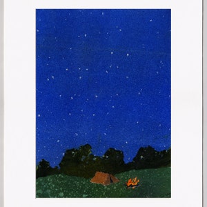 Puede incluir: Una pintura de acuarela de un campamento bajo un cielo estrellado. Una peque&ntilde;a tienda de campa&ntilde;a naranja est&aacute; instalada en un campo de hierba con una peque&ntilde;a fogata naranja delante. El cielo es azul oscuro con estrellas blancas.