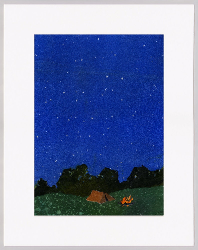 Puede incluir: Una pintura de acuarela de un campamento bajo un cielo estrellado. Una peque&ntilde;a tienda de campa&ntilde;a naranja est&aacute; instalada en un campo de hierba con una peque&ntilde;a fogata naranja delante. El cielo es azul oscuro con estrellas blancas.