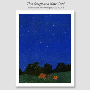 Puede incluir: Dos tarjetas de notas con sobres que presentan una ilustraci&oacute;n de acuarela de un cielo nocturno estrellado con una peque&ntilde;a tienda de campa&ntilde;a y una fogata en primer plano.