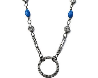 Collar con cordón de cuentas azules: cadena plateada para identificación.