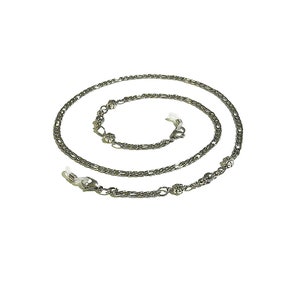 Könnte beinhalten: Silberkette mit zwei kleinen silbernen Verschlüssen und dekorativen Perlen. Die Kette ist dafür ausgelegt, Brillen oder Sonnenbrillen zu halten.