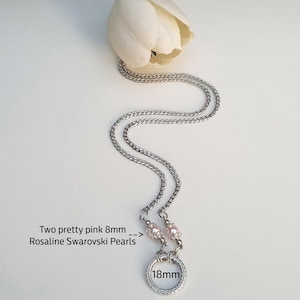 Könnte beinhalten: Eine silberne Kettenkette mit zwei 8 mm großen rosafarbenen Rosaline Swarovski-Perlen und einem 18 mm großen silbernen Kreisanhänger. Zwei hübsche rosafarbene Rosaline Swarovski-Perlen mit 8 mm.