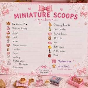 Op de afbeelding: Een roze en wit bord met de tekst "MINIATURE SCOOPS" en een lijst met miniatuurartikelen zoals een kartonnen doos, parfumfles en snijplanken. Het bord is versierd met strikken en harten.