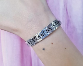 Pulsera alta martillada personalizable