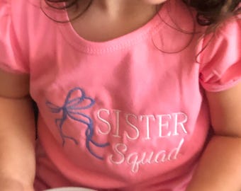 Camiseta rosa con volantes para hermanas con lazo coqueto de Girl's Coquette Bow Sister Squad.