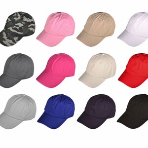Puede incluir: Doce gorras de b&eacute;isbol en varios colores, incluyendo camuflaje, rosa, beige, blanco, gris, rojo, azul claro, azul oscuro y negro.
