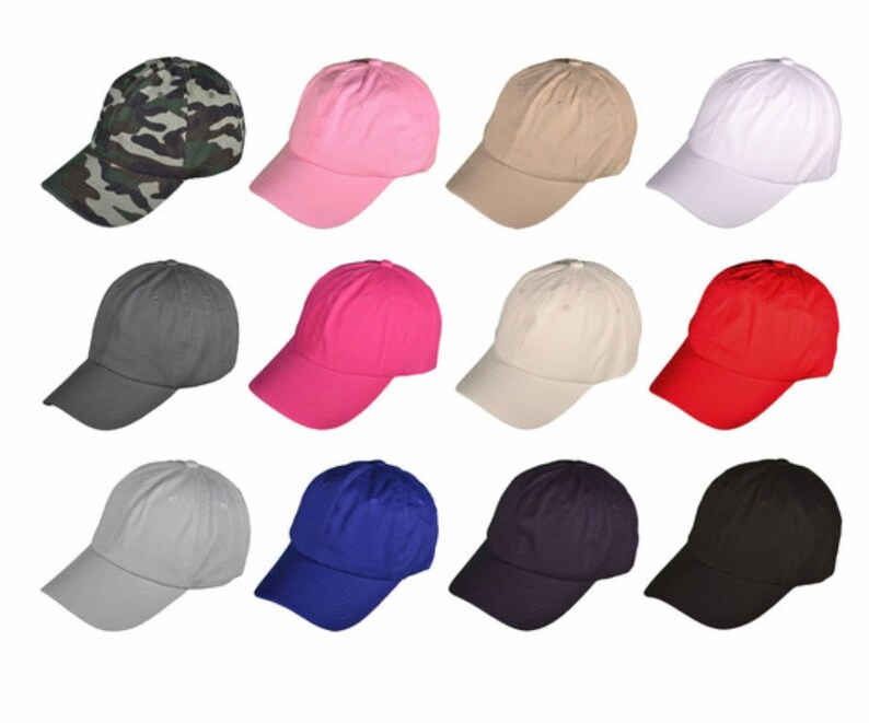 Puede incluir: Doce gorras de b&eacute;isbol en varios colores, incluyendo camuflaje, rosa, beige, blanco, gris, rojo, azul claro, azul oscuro y negro.
