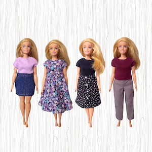 Könnte beinhalten: Vier Puppen mit blonden Haaren und blauen Augen werden gezeigt. Sie tragen verschiedene Outfits: einen Jeansrock und ein lila Oberteil, ein Blumenkleid, ein schwarzes Oberteil mit einem gepunkteten Rock und ein bordeauxrotes Oberteil mit grauer Hose.