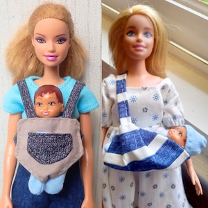 Puede incluir: Dos muñecas, una con una camiseta azul y un peto vaquero con un bebé en un portabebés beige y vaquero. La otra muñeca lleva un vestido blanco con detalles florales azules y lleva un bebé en un portabebés a rayas azules y blancas.