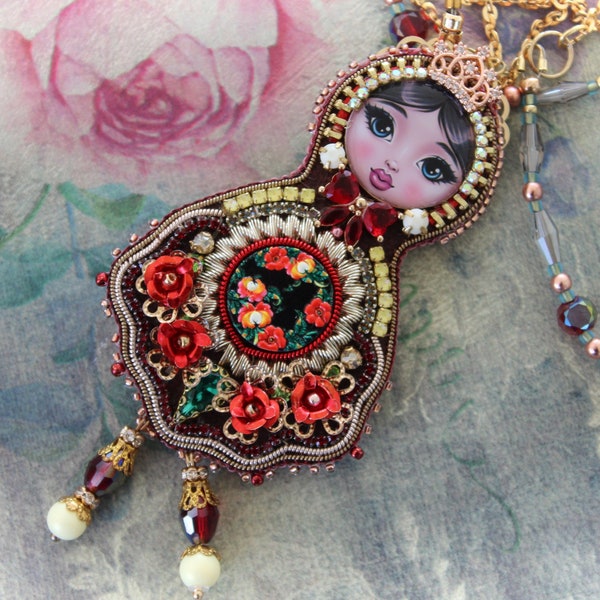 Collier de poupée matriochka avec un design de fleurs, pendentif de poupée babouchka russe de style luxe, idée cadeau de Pâques.