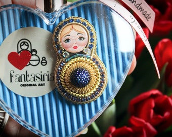 Blå och rosa matrjosjka-häckande docka-nål, babushka-docka-brosch för flicka och kvinna.