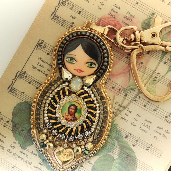 Pendentif de poupée gigogne Matryoshka, porte-clés avec Jésus pour la prière, poupée Babushka OOAK, cadeau de Noël et d'anniversaire pour elle.