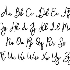 Puede incluir: Un alfabeto escrito a mano en una fuente cursiva. Las letras est&aacute;n escritas en tinta negra sobre un fondo blanco.