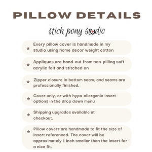 Puede incluir: Detalles de la funda de almohada de Stick Pony Studio. Cada funda de almohada est&aacute; hecha a mano en mi estudio utilizando algod&oacute;n de peso decorativo para el hogar. Las aplicaciones se cortan a mano de fieltro acr&iacute;lico suave que no se deshilacha y se cosen. Cierre de cremallera en la costura inferior, y las costuras est&aacute;n profesionalmente terminadas. Funda solamente, o con inserto hipoalerg&eacute;nico en las opciones del men&uacute; desplegable. Actualizaciones de env&iacute;o disponibles en el momento de la compra. Las fundas de almohada est&aacute;n hechas a mano para adaptarse al tama&ntilde;o del inserto referenciado. La funda ser&aacute; aproximadamente 2,5 cm m&aacute;s peque&ntilde;a que el inserto para un ajuste perfecto.