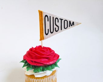 Banderín de nombre de fieltro en un palo: Mini banderín personalizado, triángulo pequeño, banderín diminuto, accesorio fotográfico, banderín de cupcake, topper de pastel, regalo único