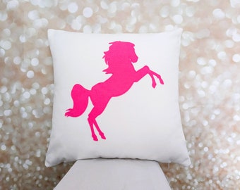 Almohada de caballo personalizada, caballo de cría, cuadrado con aplique de fieltro, regalo para ecuestre, decoración de jinete, pony rosa