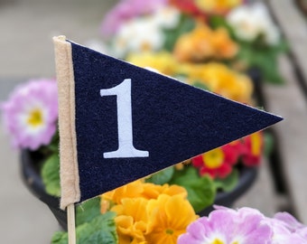 Números de mesa, fiesta de bodas, banderín de mini número personalizado, banderín triangular en un palo, banderín pequeño, número de pieza central de recepción de bodas