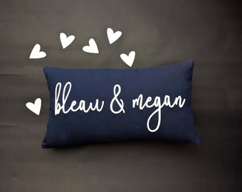 Almohada personalizada con nombres de parejas, aplique de fieltro personalizado sobre una funda de almohada de lona de algodón. Regalo único de aniversario o boda.