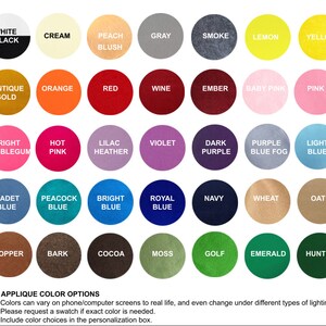 Puede incluir: Una tabla de opciones de color de aplique de fieltro con 36 colores diferentes, incluyendo blanco, negro, crema, melocot&oacute;n, gris, humo, lim&oacute;n, amarillo, oro antiguo, naranja, rojo, vino, brasa, rosa beb&eacute;, rosa, chicle brillante, rosa caliente, lila brezo, violeta, morado oscuro, morado azul niebla, azul claro, azul cadete, azul pavo real, azul brillante, azul real, azul marino, trigo, avena, cobre, corteza, cacao, musgo, golf, esmeralda y cazador.