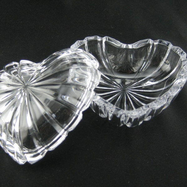 Vintage Heart Shaped Crystal Glass Trinket Box with Lid Covered Lidded Container Jewelry Rings Holder Vanity Cotton Ball Swab Toothpick Bowl