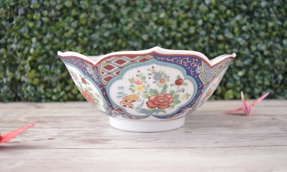 Petit bol thé ou riz rond en porcelaine décor fleurs du Japon noir or