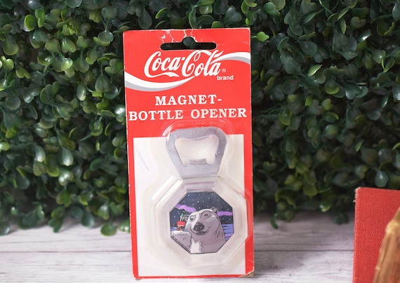 Coca-Cola ボトルデザイン プレート 1995年製 22cm 投入口有 Vintage 1995 Coca Cola Magnet Bottle Opener of Famous Coke Polar