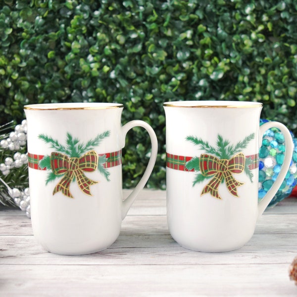 Vintage Set of 2 Christmas Mugs George Briard "The Hunt", Tall Hot Coco Porcelain Cups with Handles and Red Ribbon Motif, Holiday Drinkware