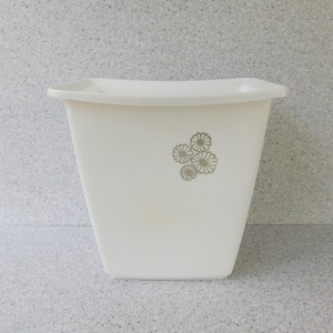 Small White 1970&#39;s Rubbermaid Plastic Trash Can with Daisies, Trash Can with Flowers, Bathroom or Powder Room Waste Can