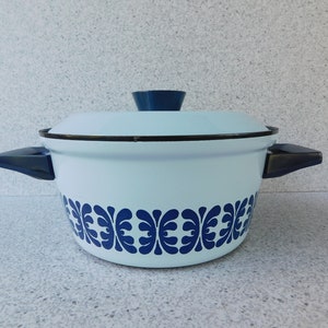Cathrineholm Enamel Casserole / Pot with Lid, 2.5 Qt., Light Blue with Navy, Scandinavian Enamelware Pot, Cathrineholm of Norway