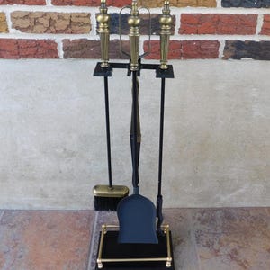 Vintage 1970&#39;s 5 Piece Black and Antique Brass Finish Fireplace Tool Set, Holder with Poker Shovel Brush and Tongs