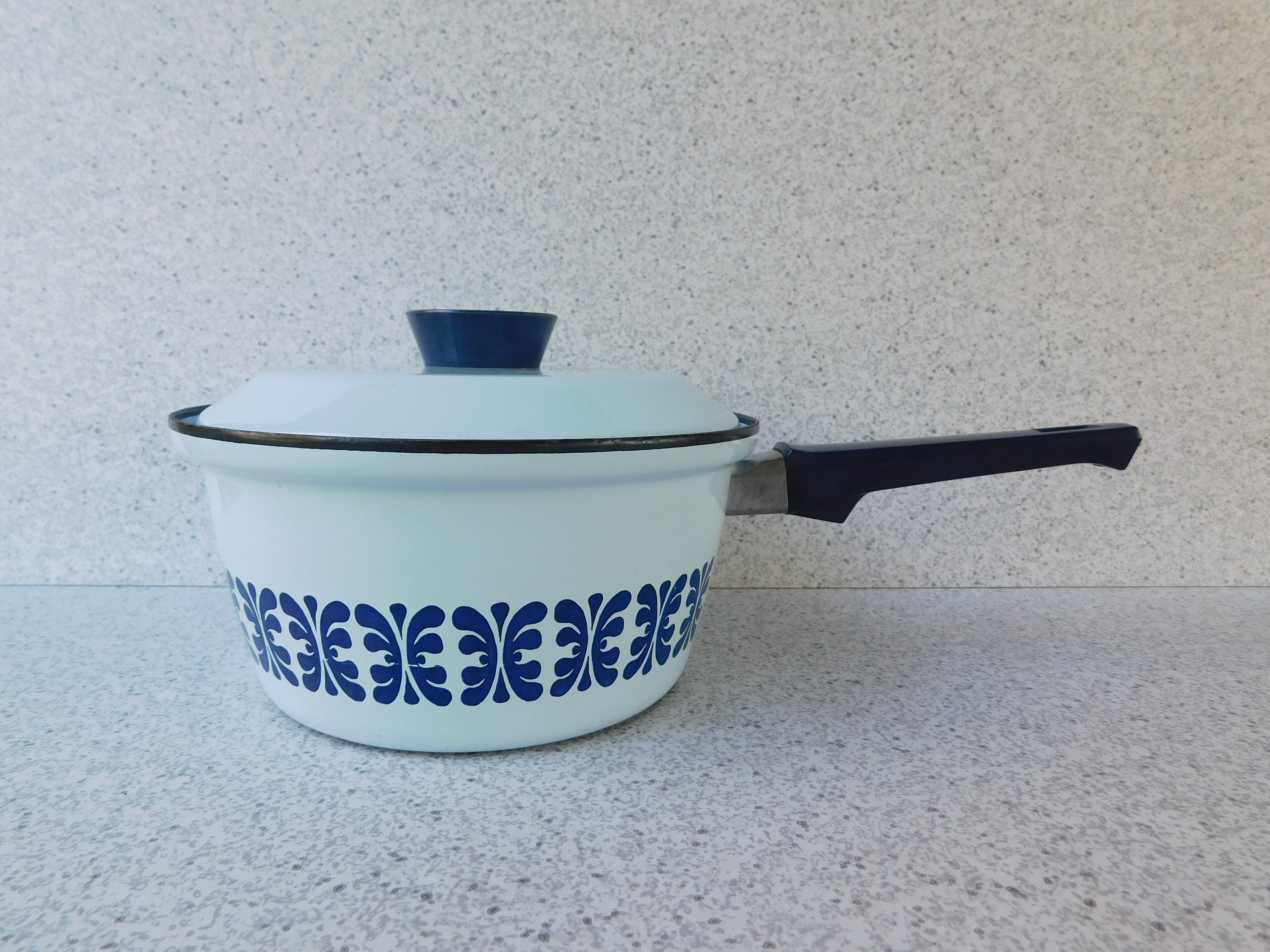 Enameled Cast Iron 2 Quart Sauce Pan with Lid - Blue – Eco + Chef