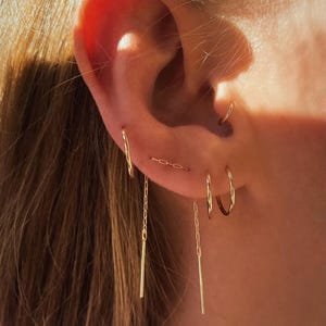 Pendientes de doble rosca: pendientes de cadena con relleno de oro de 14 quilates y cierre de presión. Joyería minimalista para piercings.