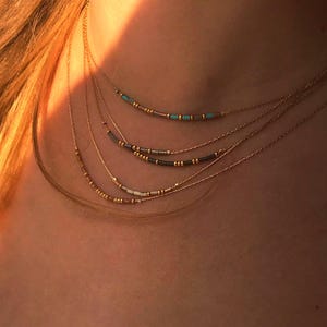 Collana con codice Morse in oro 14 carati | Gioiello con messaggio nascosto personalizzato | Catena di perline delicate personalizzata | Regalo significativo | Minimalista