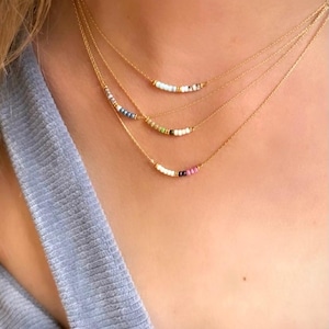 Minimalistiskt pärlhalsband - Elegant pärlhalsband - Minimalistiskt halsband - Delikat guldfärgat pärlhalsband - Litet färgglatt halsband