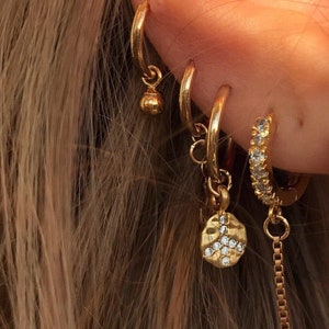 Orecchini a cerchio con ciondolo - Piccoli cerchi d'oro - Orecchini in oro con ciondolo della pace - Cerchi in oro con ciondolo a disco