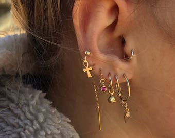 Orecchini a perno riempiti d'oro - Orecchini a perno a catena - Orecchini a perno a catena riempiti d'oro con ciondolo in zirconia cubica