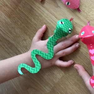 Download instantâneo - Cartões de Dia dos Namorados DIY Snake. Dia dos Namorados para impressão. Fantoche de dedo. Namorados infantis. Cartão de dia dos namorados em sala de aula