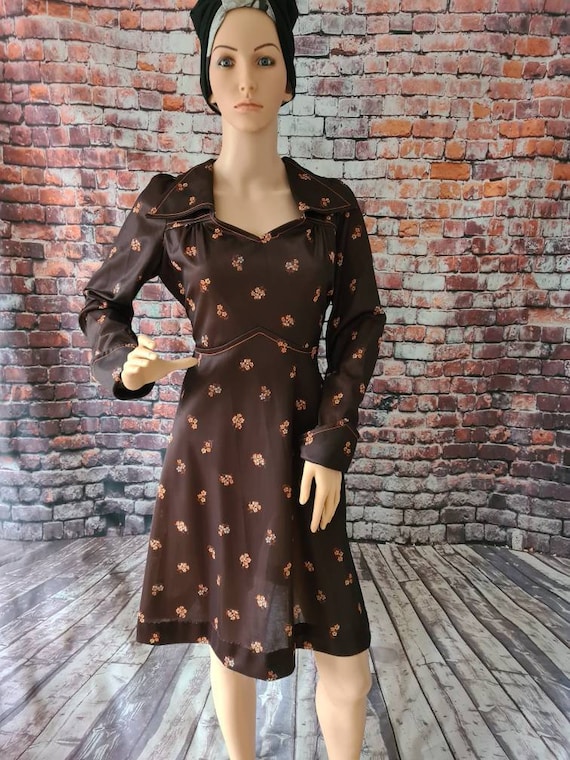 Vintage 1970s Brown Floral Print Long Sleeved Dres