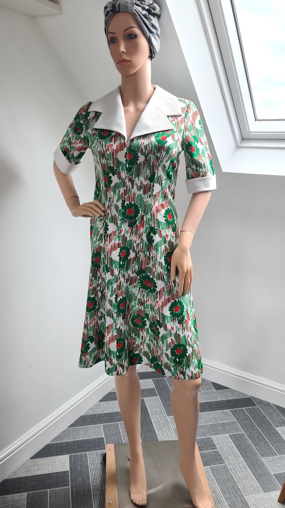 Vintage 1960s Bold Green & Red Floral Day Dress b… - image 2