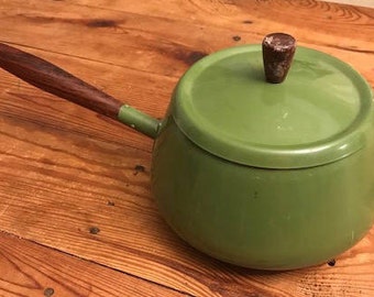 Avocado Green Fondue Pan with Wooden Handle