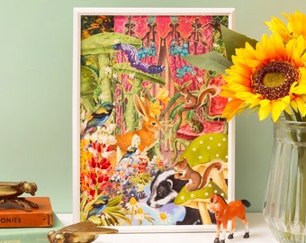Könnte beinhalten: Ein weiß gerahmter Druck mit einer farbenfrohen Collage aus Tieren und Pflanzen. Der Druck zeigt ein Kaninchen, ein Eichhörnchen, einen Dachs, einen Vogel und einen Pilz. Der Hintergrund ist ein lebendiger Mix aus Rosa, Grün und Gelb.