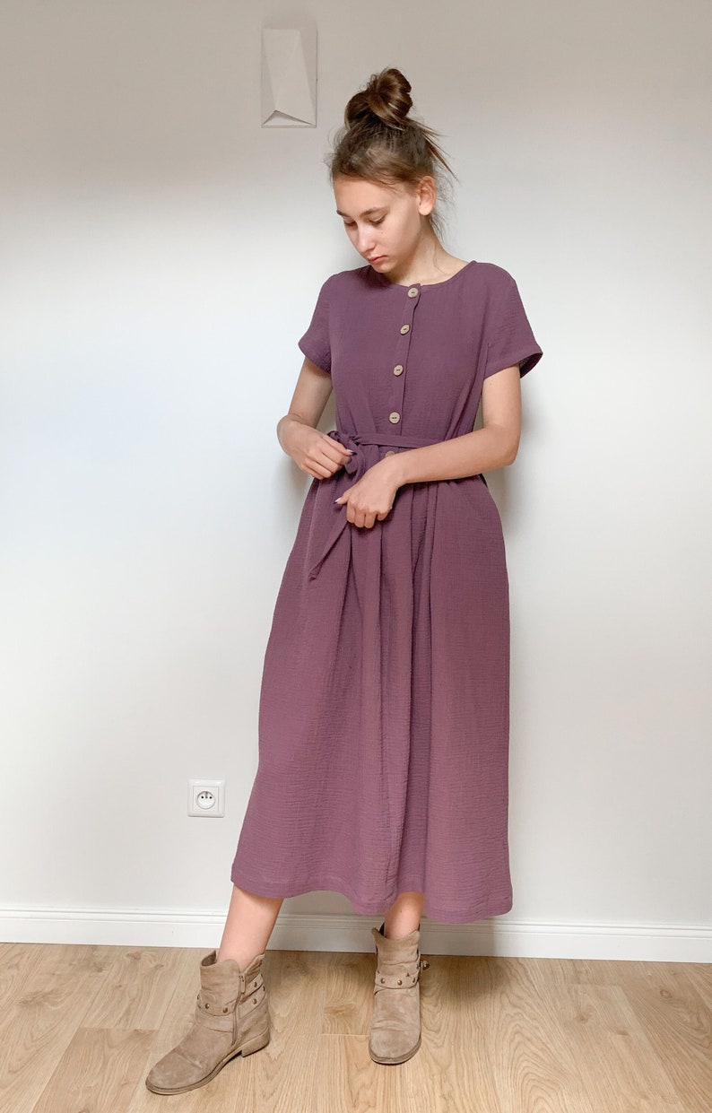 Lockeres kurzärmeliges Damenkleid aus Double Gauze, GRAPE, Baumwolle Bild 1