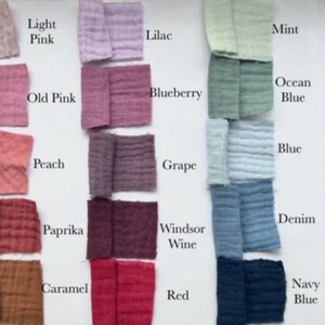 K&ouml;nnte beinhalten: Farbkarte mit 24 Stoffproben in verschiedenen Farben, darunter Wei&szlig;, Hellrosa, Lila, Mint, Altrosa, Heidelbeere, Ozeanblau, Braun, Pfirsich, Traube, Blau, Schwarz, Gelb, Paprika, Windsorwein, Karamell, Senf, Rot und Marineblau.