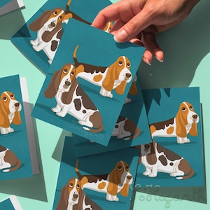 Biglietti d'auguri con coppia di Basset Hound, set da 6. Interno vuoto. Biglietto d'auguri con illustrazione di cane e cartone animato, carta da lettere, buste e scatola espositiva.