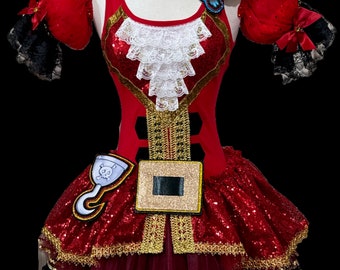 Könnte beinhalten: Rotes und goldenes Piratenkostüm mit einer weißen Spitzenrüsche, einem Haken und einem Papageien-Aufnäher. Das Kostüm hat einen roten und goldenen Rock mit einem Tüllüberzug.