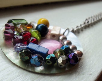 Kreisförmiger Muschelanhänger an ovaler Gliederkette (ca. 40 cm lang), aus Stein-, Glas-, Metall- und Holzperlen
