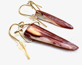 Rosa und mauve schillernd mit Gold, baumelnde Muschel Ohrringe