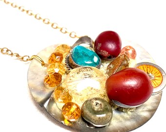 Muschelanhänger mit Glas-, Stein-, Metall- und Muschelperlen an einer zarten Goldkette