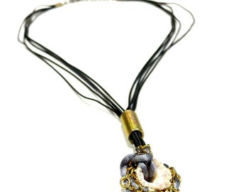 Muschelanhänger an schwarzer dehnbarer mehrsträngiger Kordelhalskette mit goldener Kette, Messing und grauem Satin, verstellbarer Karabinerverschluss